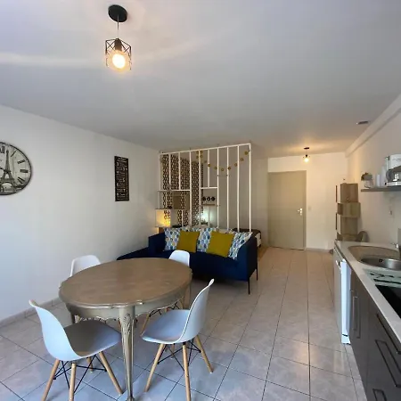 בית נופש Terraced Bungalow Only 200 M From The Beach, ז'ולוביל-לה-פאן